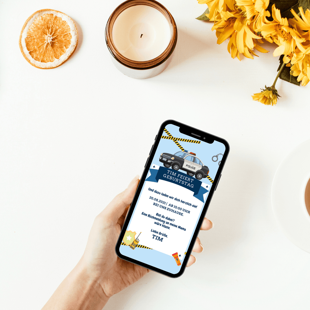 Einladung zum Kindergeburtstag für echte Polizei-Fans: MIt einem Polizeiauto, Funkgerät, Handschellen und Absperrband als Motive auf blau-weißen Einladungskarte. Versand digital über das Handy, papierlos.