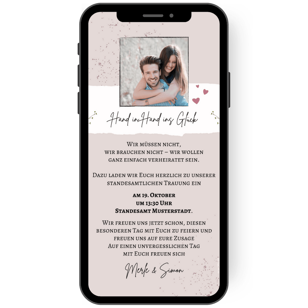 Hand in Hand ins Glück: Digitale Einladungskarte in zarten beige- und creme-Tönen. Ein Foto des Brautpaares steht im Mittelpunkt der Einladungskarte, daneben dezente Herzen und leichte Sandspuren