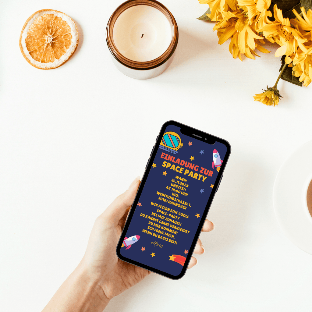 Dunkelblaue Einladung mit Rakete, Sternen, Sternschnuppe und Weltraum-Motiven für Kindergeburtstag und Space-Party