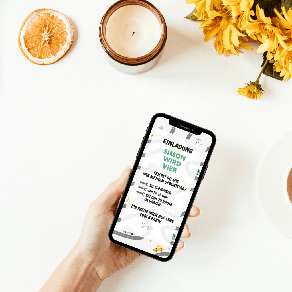 Einladungskarte zum Kindergeburtstag mit bunten Autos in gelb, grün, blau mit Strassen und Werkzeug. Digitale Einladungskarte als eCard.