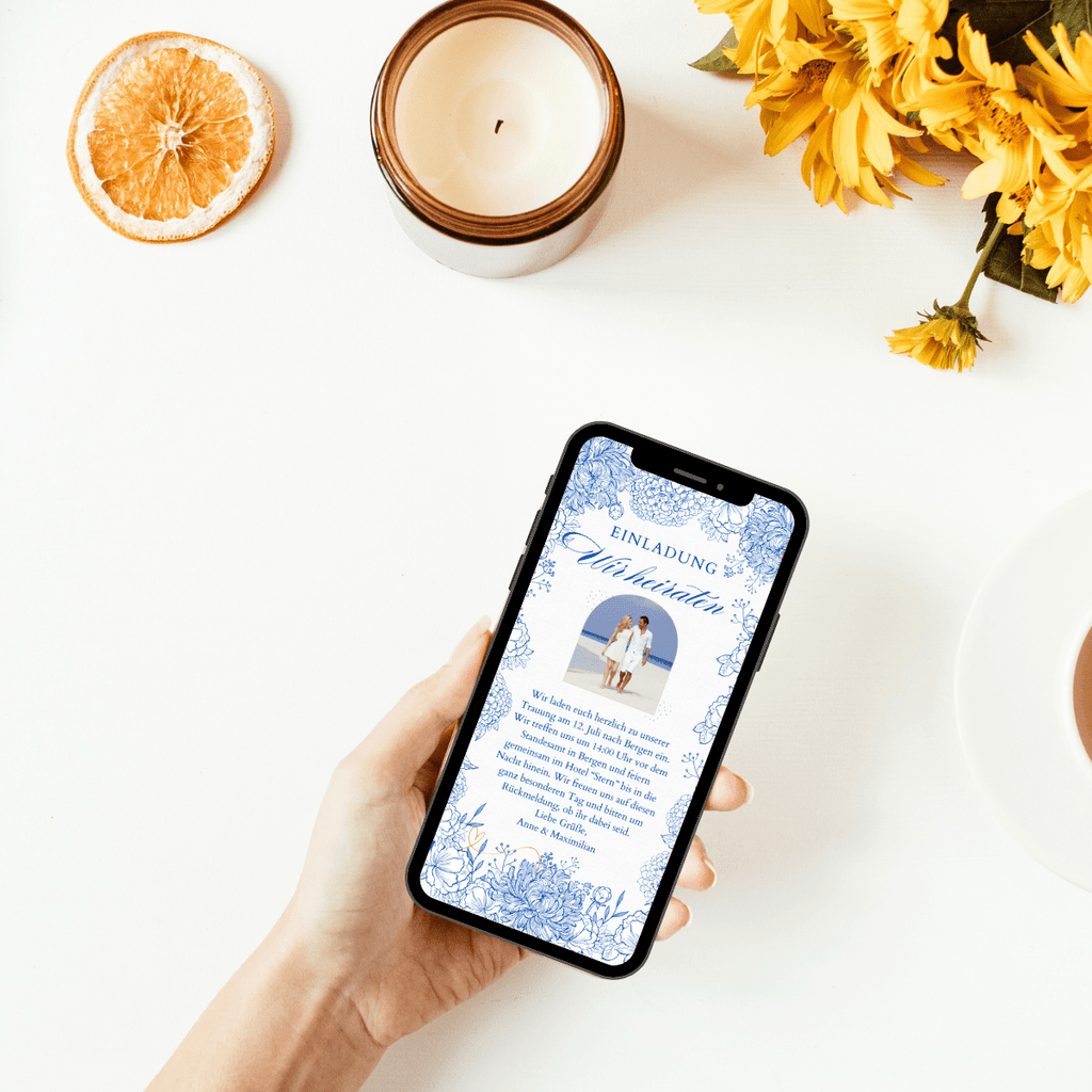 Wunderschöne Einladung zur Hochzeit in floralem blauen Muster mit Foto