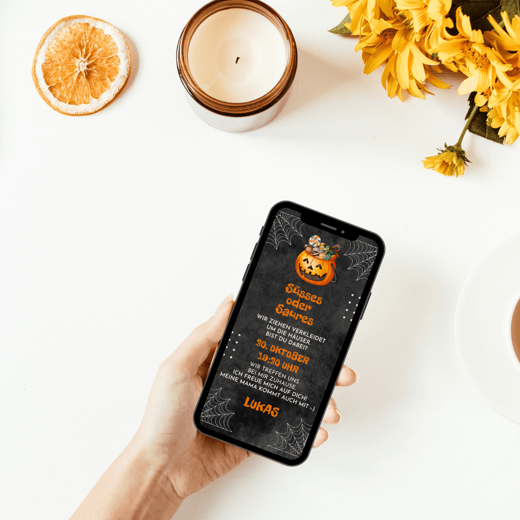 Einladungskarte zum Kindergeburtstag als eCard mit Kürbis in orange. Lade mit einer digitalen Vorlage mit whatsapp zum Gruselgeburtstag ein.